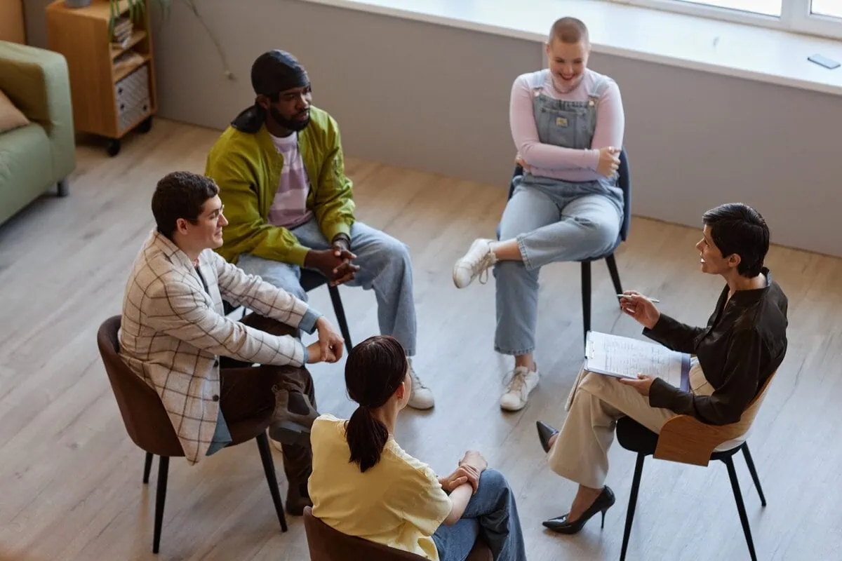A specialist talking with people in a small group